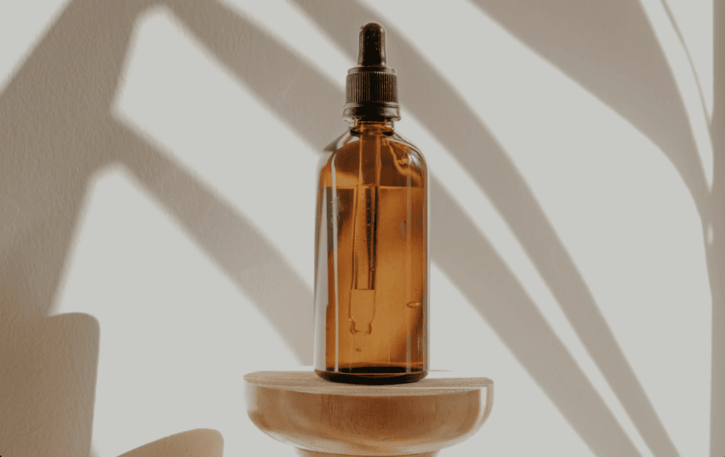 Kosmetyczne serum w butelce z pipetą